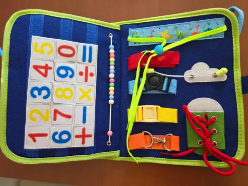 Montessori busy board fejlesztő táska 1-7 éves korig