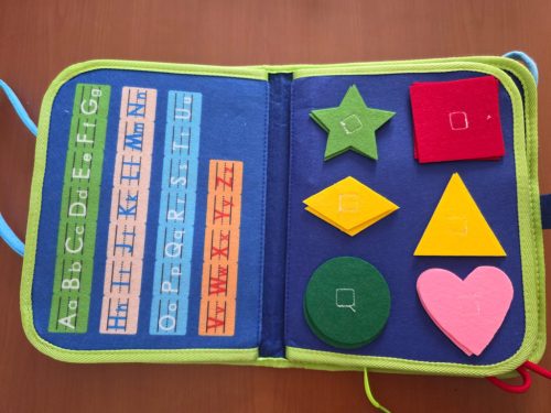 Montessori busy board fejlesztő táska 1-7 éves korig