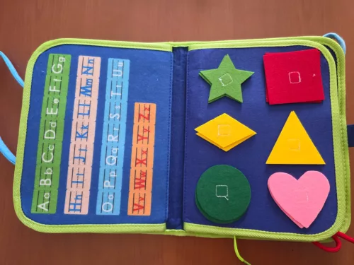 Montessori busy board fejlesztő táska 1-7 éves korig