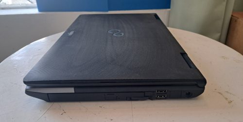 Pixel hiba alul, Fujitsu E752 laptop (15,6/I3-G3/8GB/256SSD/Magyar)