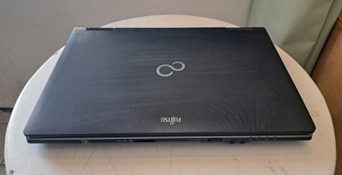 Pixel hiba alul, Fujitsu E752 laptop (15,6/I3-G3/8GB/256SSD/Magyar)